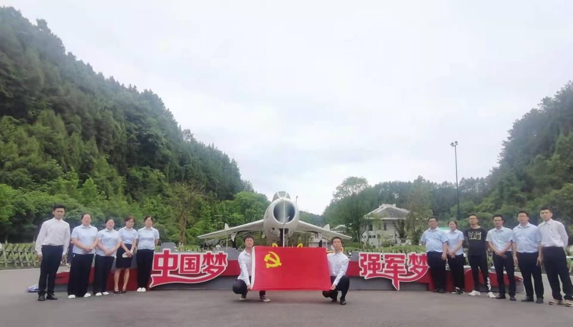 国防教育馆合影 党旗 国防教育馆合影 党旗