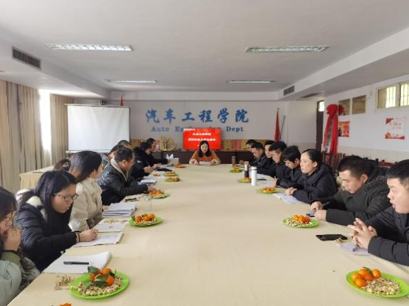 一群人在餐厅里吃东西

描述已自动生成