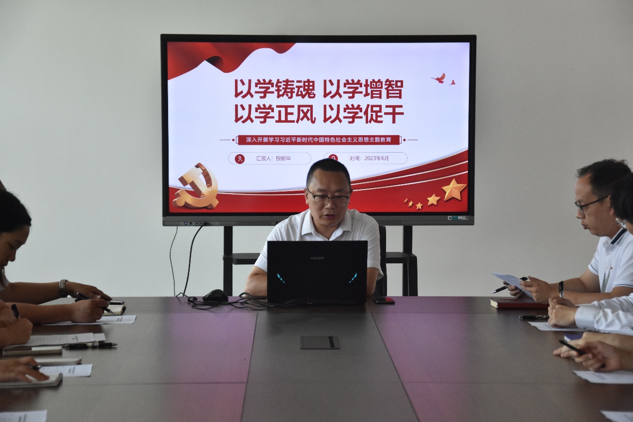 一些人在桌子前

中度可信度描述已自动生成
