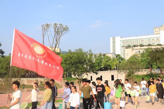 说明:E:\柳\团委文档\青马工程\2018-2019学年度\2018-2019下期\第三期青马班\3实践锻炼\学校果园除草义工活动20190425\IMG_7496.JPG