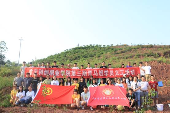 说明:E:\柳\团委文档\青马工程\2018-2019学年度\2018-2019下期\第三期青马班\3实践锻炼\学校果园除草义工活动20190425\IMG_7509.JPG