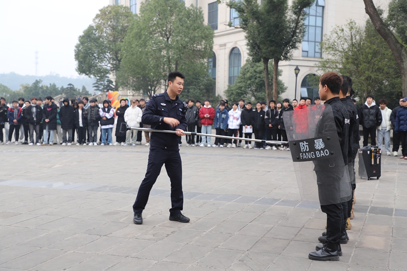 校园反恐防暴培训演练1_副本.jpg