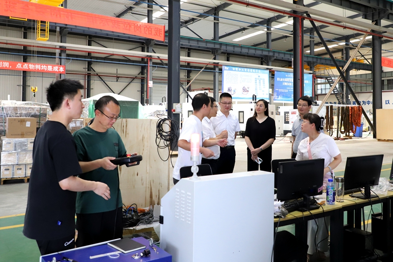 学校教师团队服务重庆华中数控技术有限公司.jpg 学校教师团队服务重庆华中数控技术有限公司.jpg