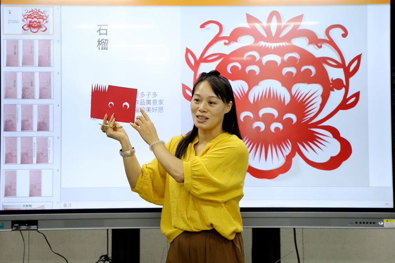 唐礼茂指导中柬跨境数字贸易中高级管理人员培训班学员学习剪纸2_副本.jpg