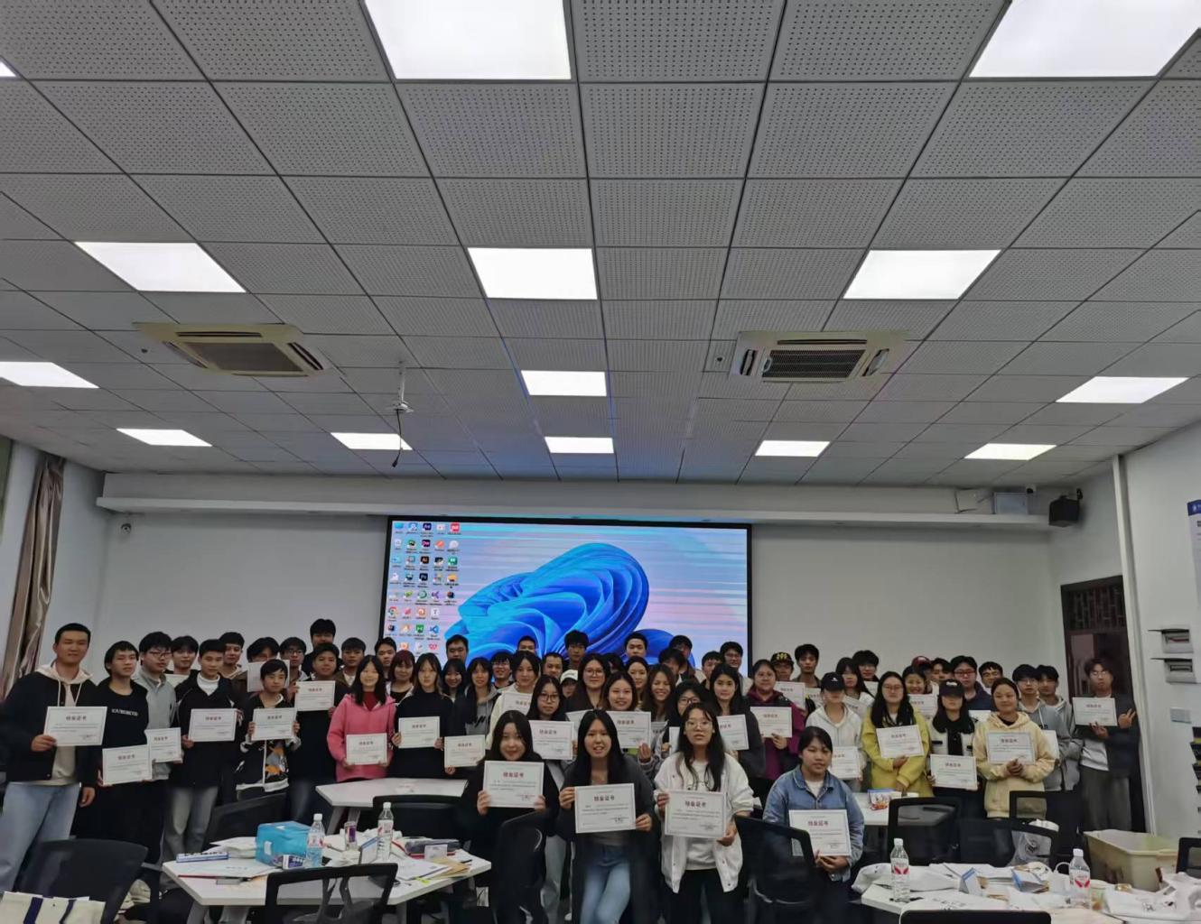 132名学子顺利结业！“宏志助航计划—高校毕业生就业能力提升培训”精准赋能2026届毕业生就业