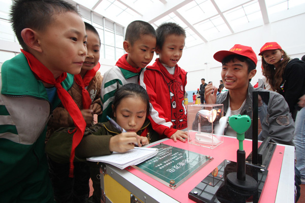 我校科普大篷车开进乡村小学