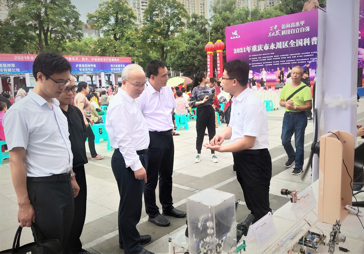F:\科普基地\科普基地\科普活动\对外活动\2021年全国科普日\新闻图\市科协袁强巡视员、区科协邓德海主席莅临到我校展区.jpg