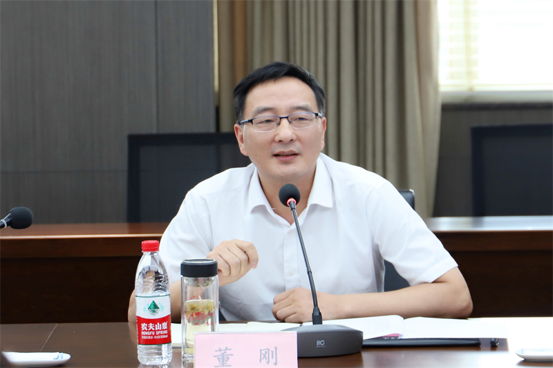 "标兵"教师,骨干教师及青年教师代表参加座谈会,校长助理滕斌主持