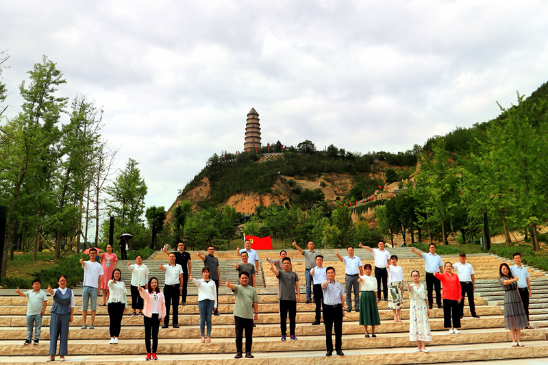 我校组织29名党务干部赴延安开展为期一周的“重温红色历史 传承红色基因”专题培训。_副本.jpg