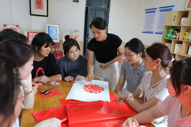 唐礼茂指导学生学习剪纸_副本.jpg