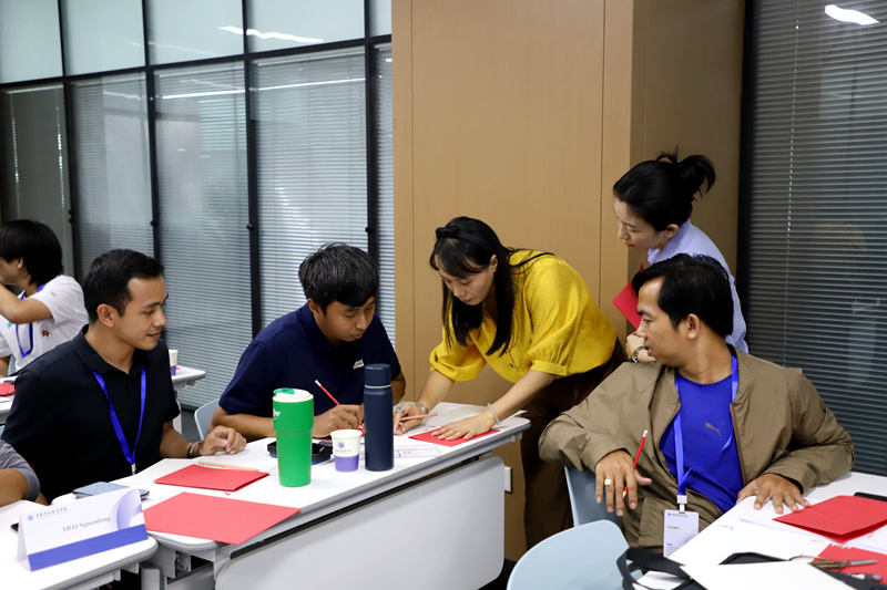 唐礼茂指导中柬跨境数字贸易中高级管理人员培训班学员学习剪纸1_副本.jpg