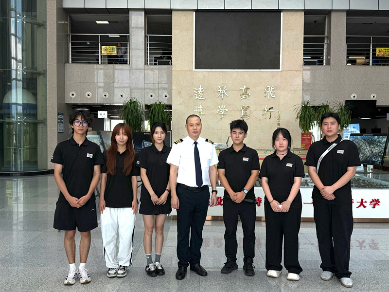 采访机长.png 采访机长.png