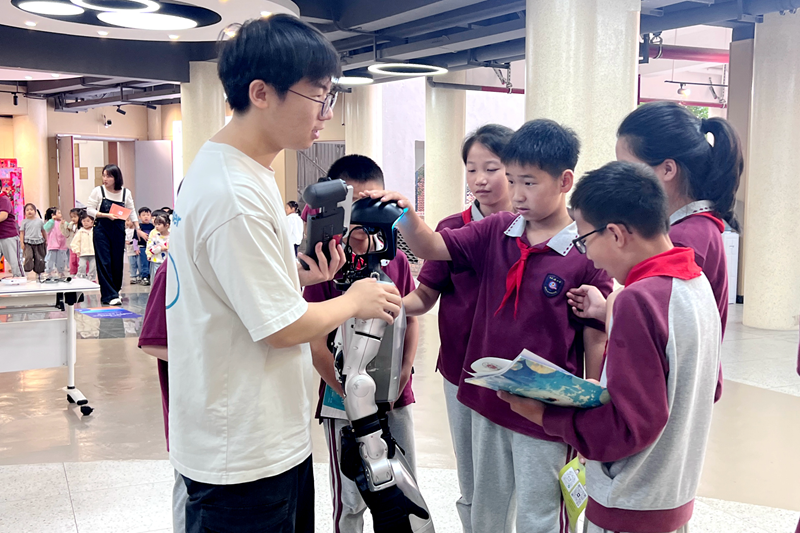 学校参加重庆市2026年“科普班车进区县”活动.png 学校参加重庆市2026年“科普班车进区县”活动.png